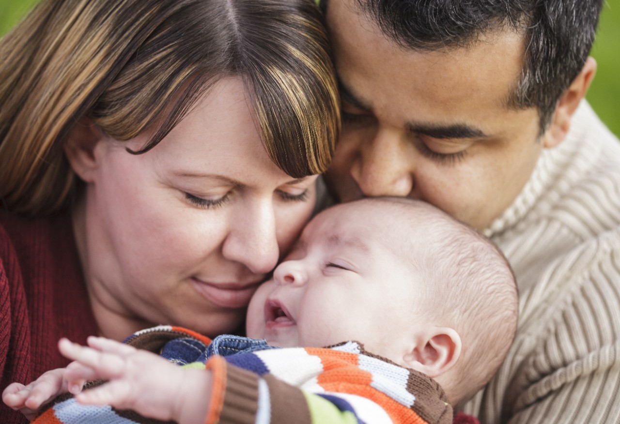 shutterstock_106257203 Famiglia con bebé.jpg